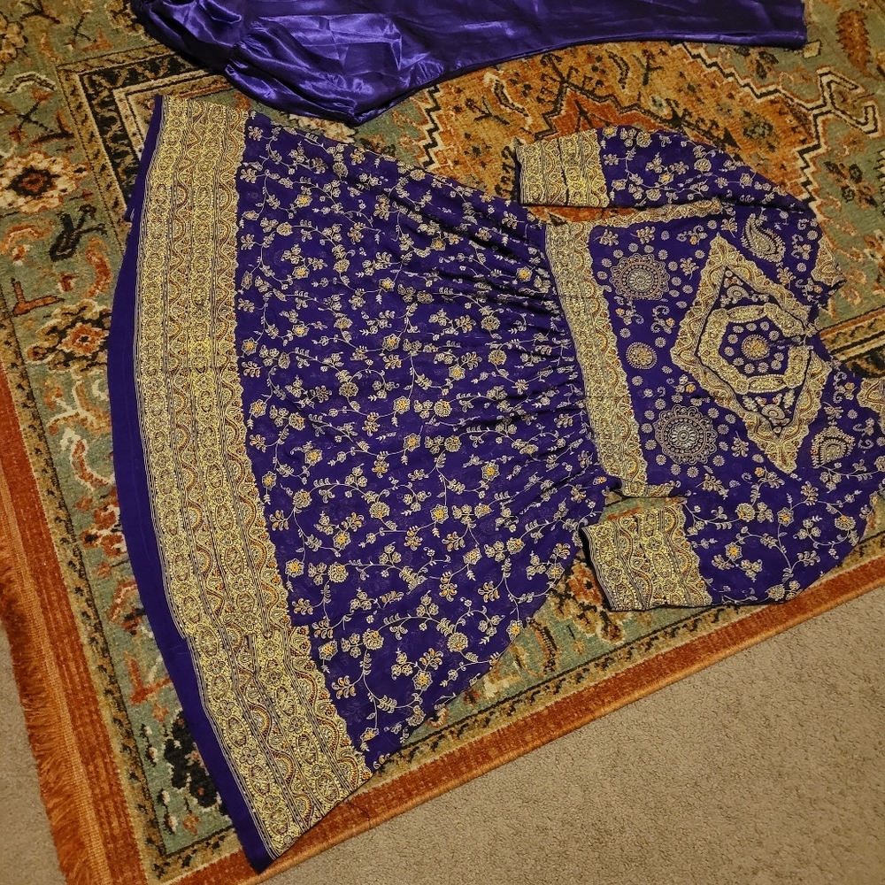 2 pieces traditional design clothes very unique fits very good ๐ - Picture 2 of 3